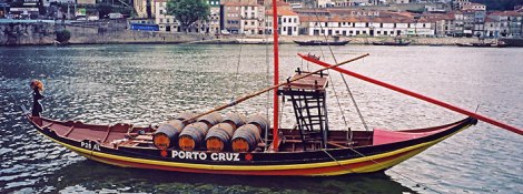 Porto, a port boat crossing the river