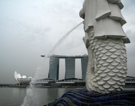 Singapore Architecture: the 'Lotus', the 'Boat' Skycraper and the Merlion